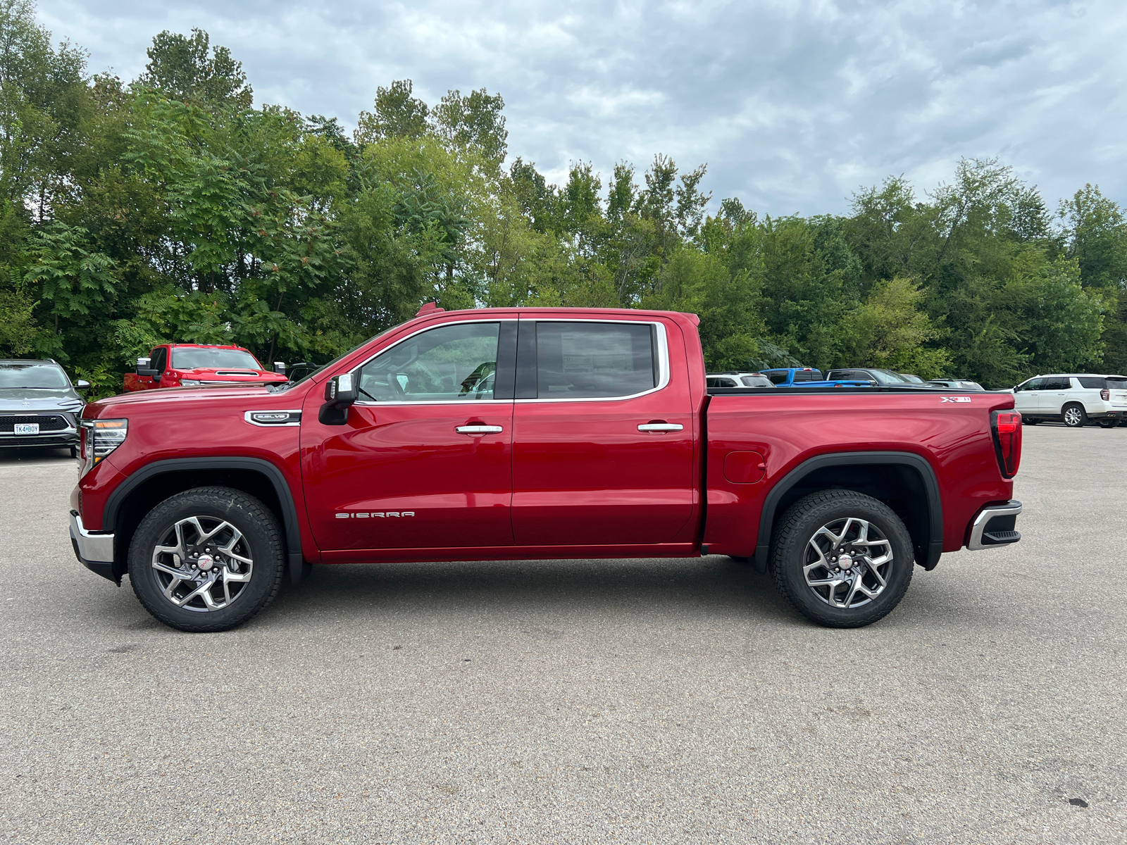 2024 GMC Sierra 1500 SLT 8