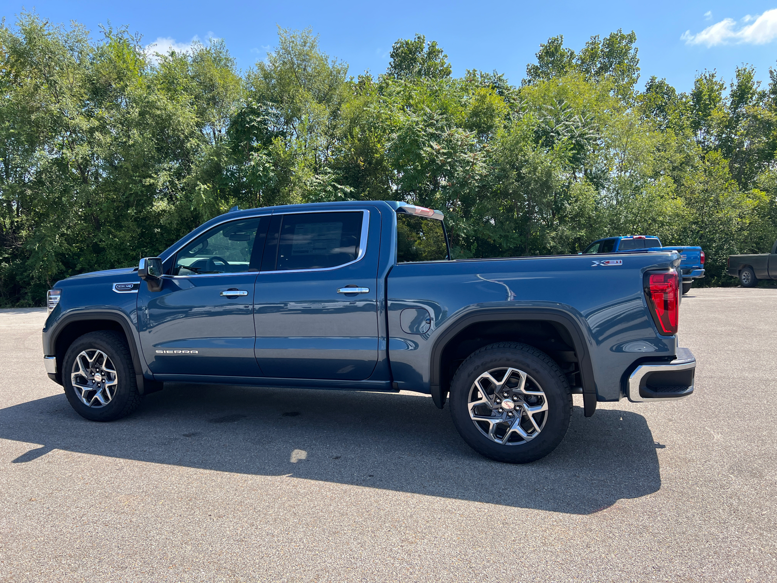 2024 GMC Sierra 1500 SLT 11