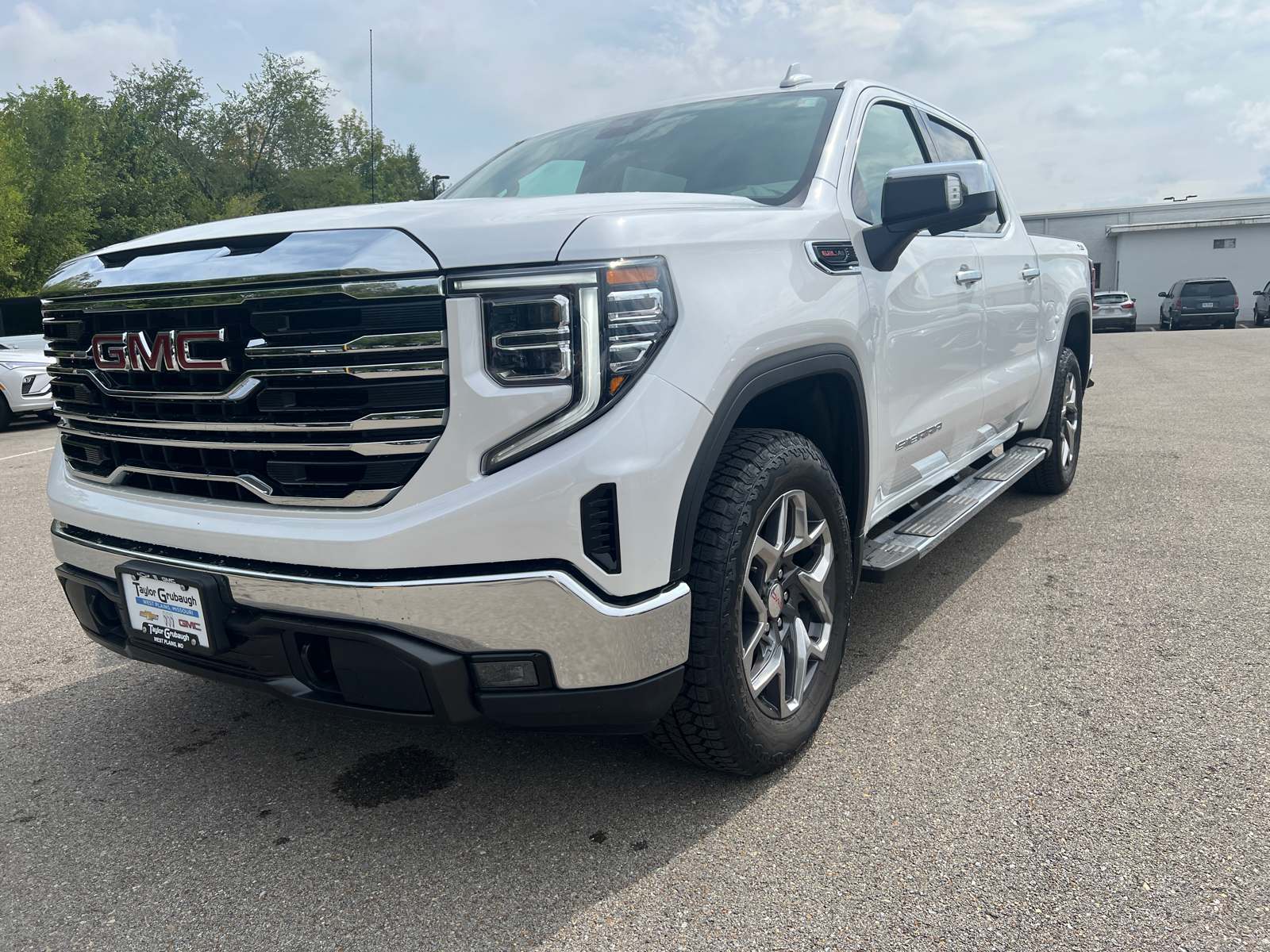 2024 GMC Sierra 1500 SLT 8