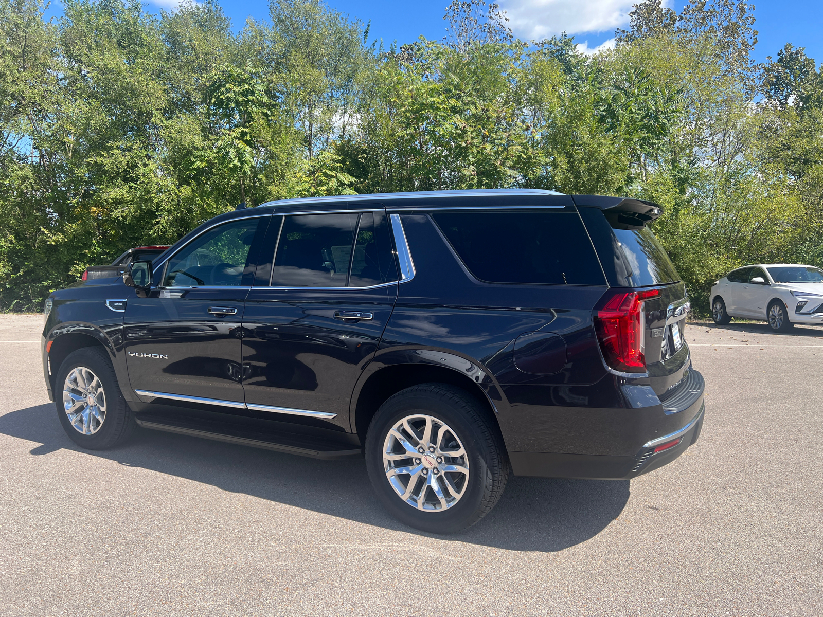 2024 GMC Yukon SLT 10