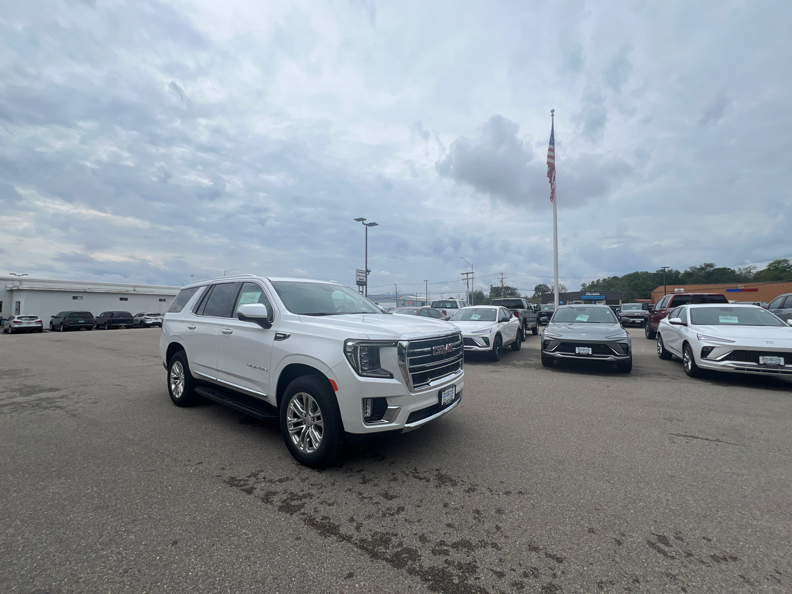 2024 GMC Yukon SLT 2