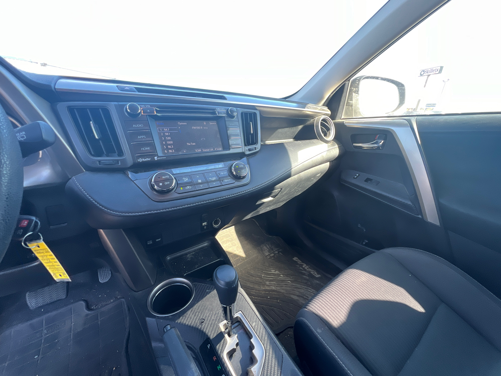 2015 Toyota RAV4 XLE 14