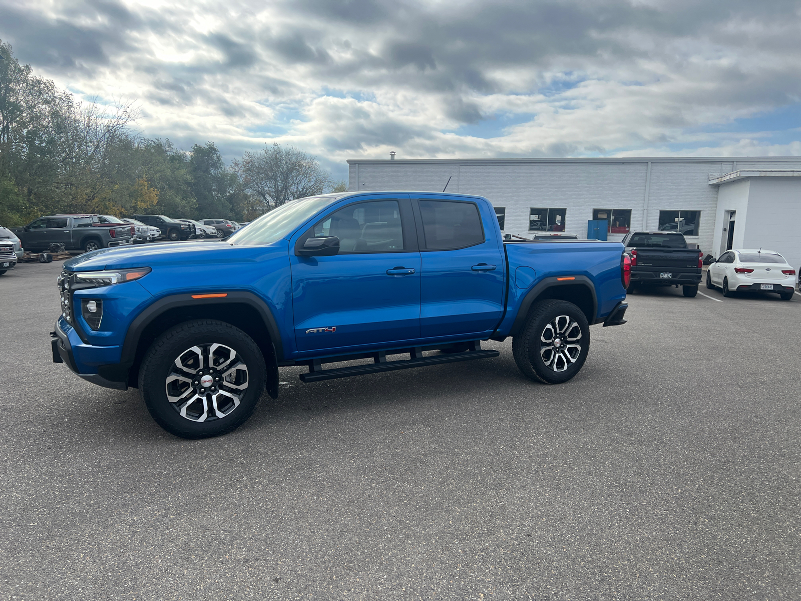 2024 GMC Canyon 4WD AT4 8