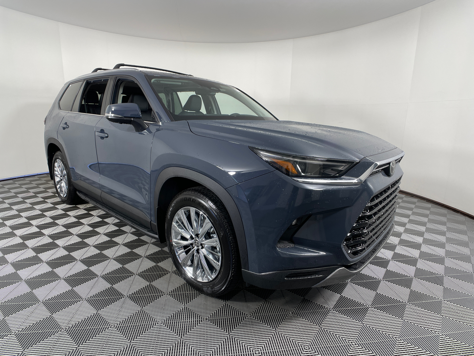 2024 Toyota Grand Highlander XLE 2