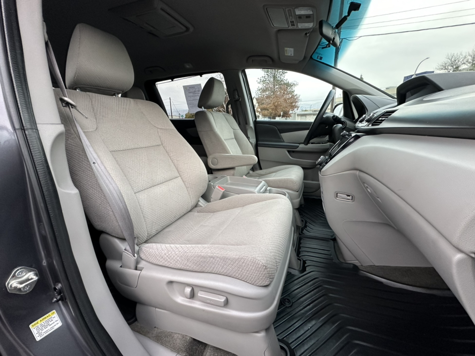 2016 Honda Odyssey SE 24