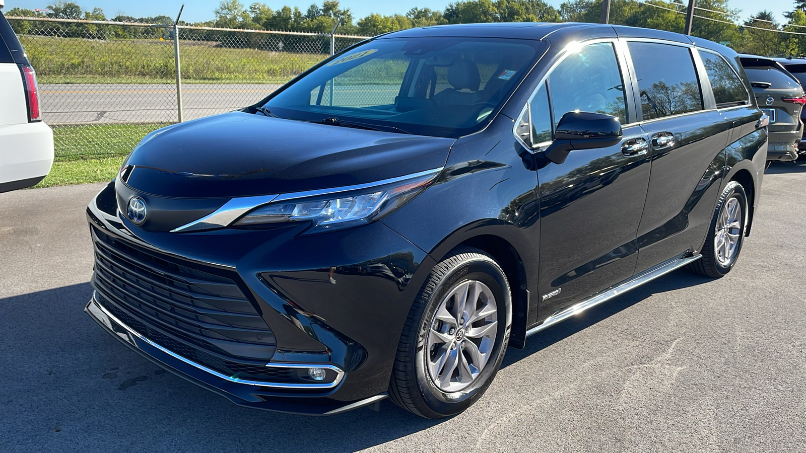 2021 Toyota Sienna XLE 3