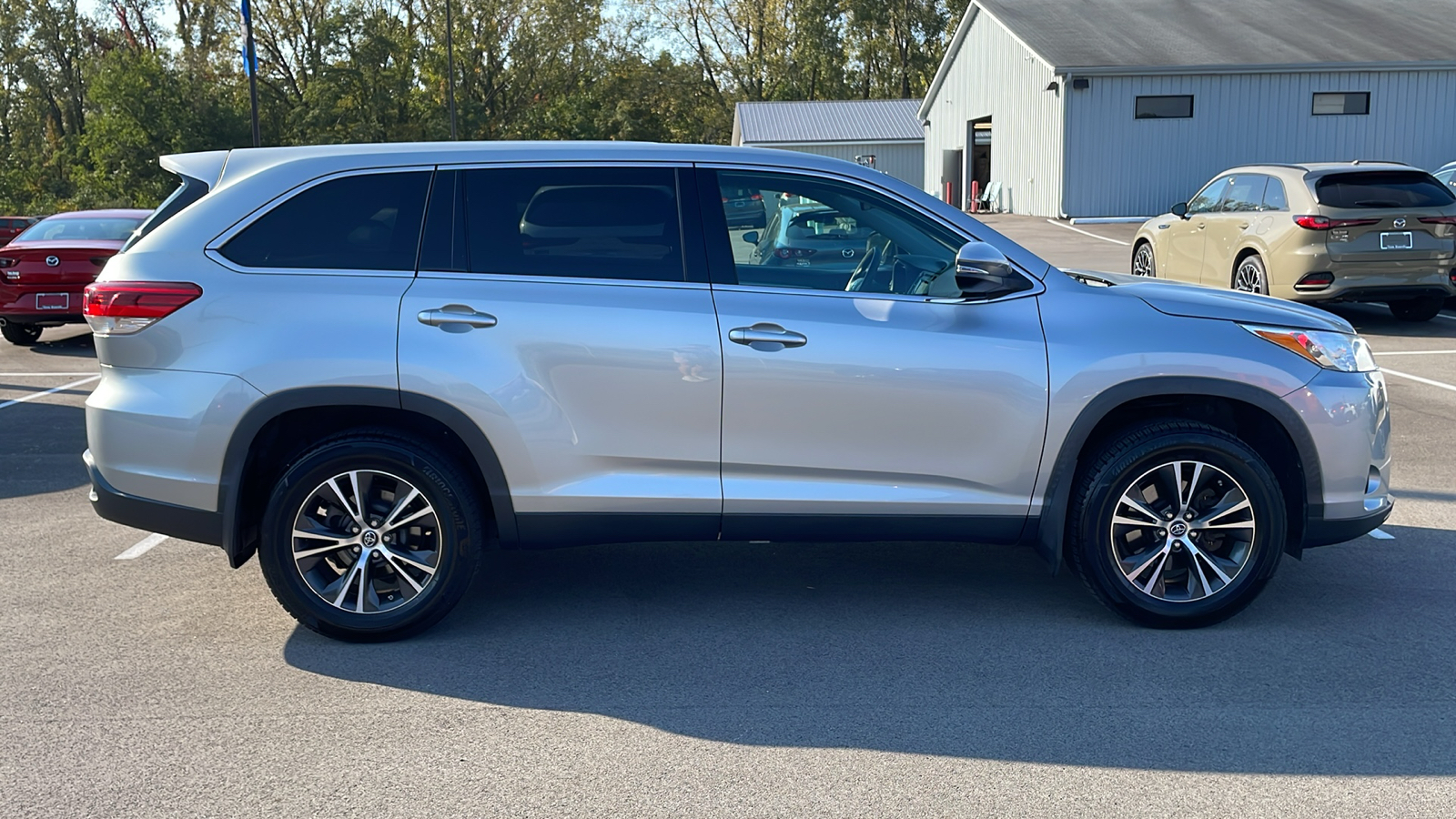 2019 Toyota Highlander LE 12