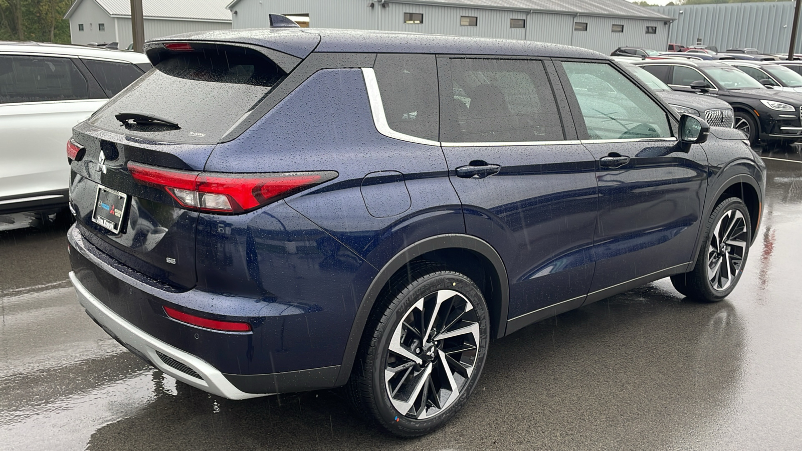 2024 Mitsubishi Outlander SE 13