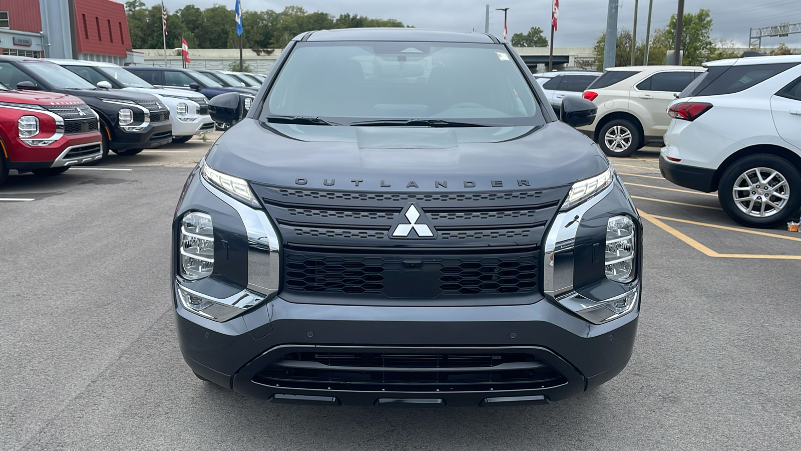 2024 Mitsubishi Outlander SE Black Edition w/Pano Roof 2