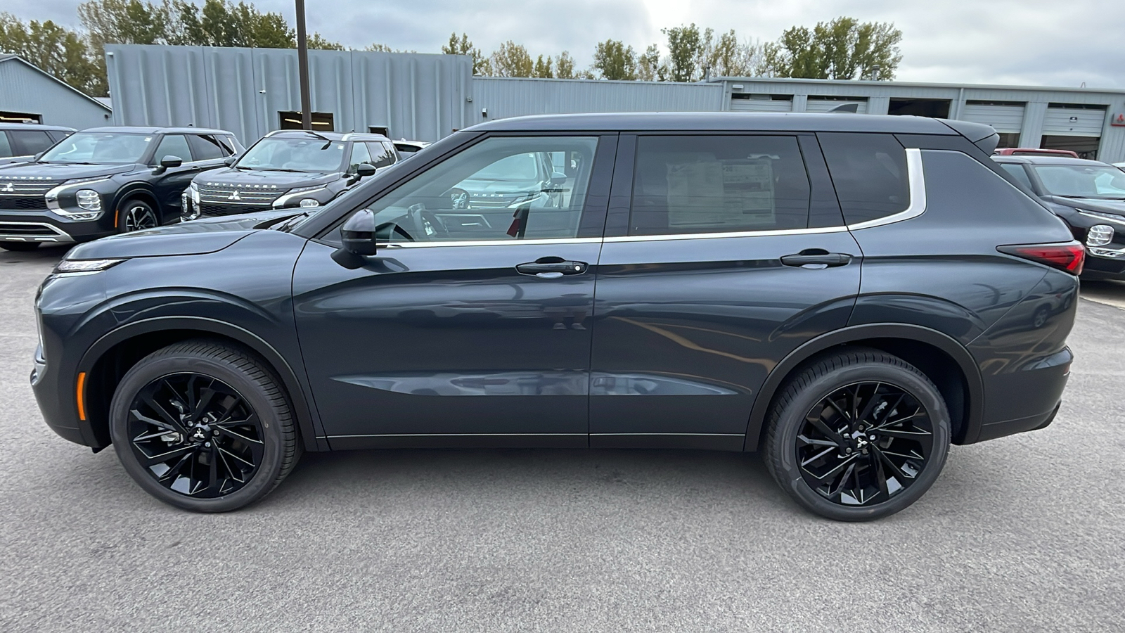 2024 Mitsubishi Outlander SE Black Edition w/Pano Roof 4