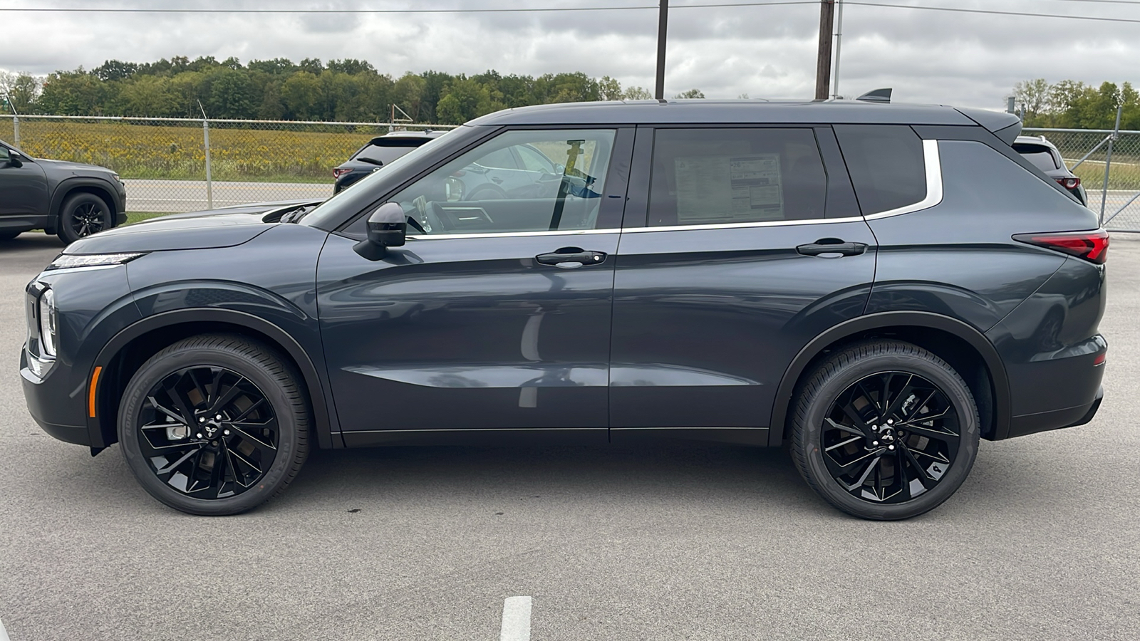 2024 Mitsubishi Outlander SE Black Edition w/Pano Roof 4