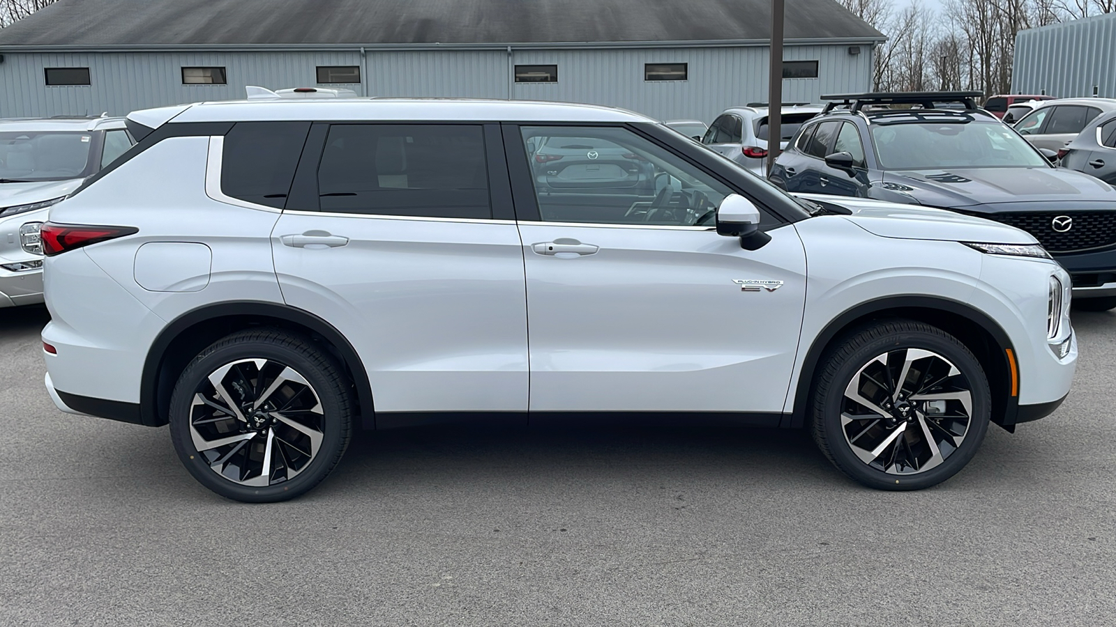 2025 Mitsubishi Outlander Plug-In Hybrid SE 14