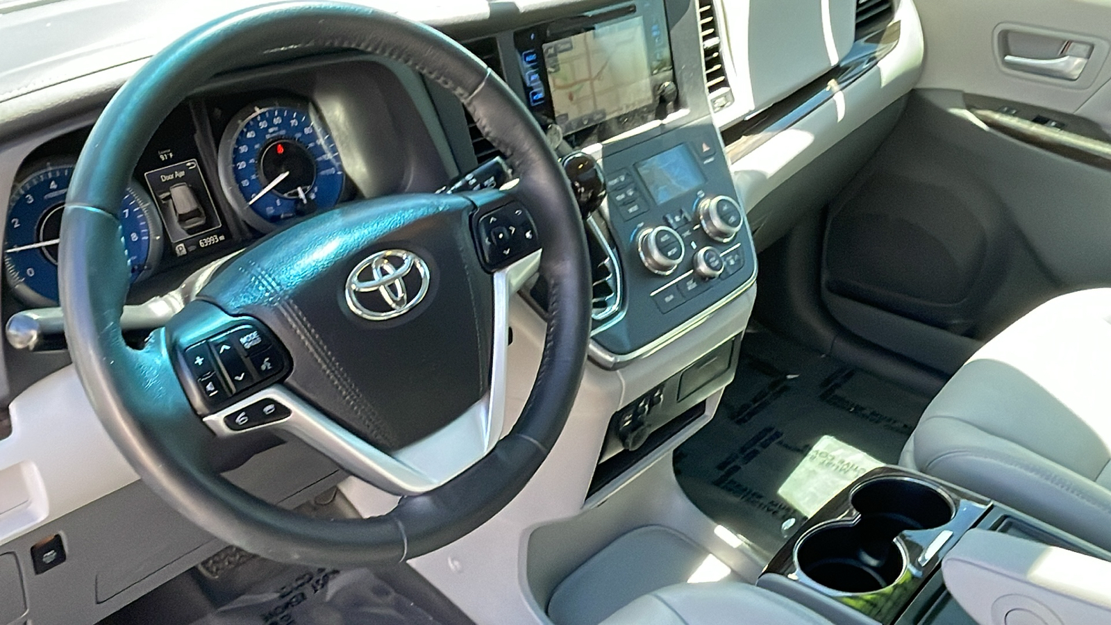 2017 Toyota Sienna XLE 15