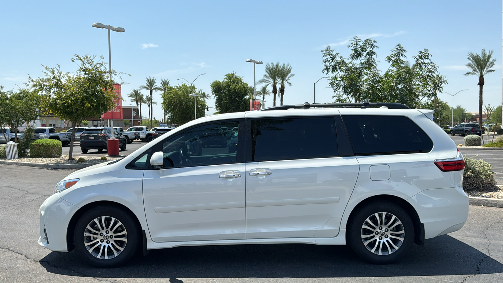 2020 Toyota Sienna XLE 3