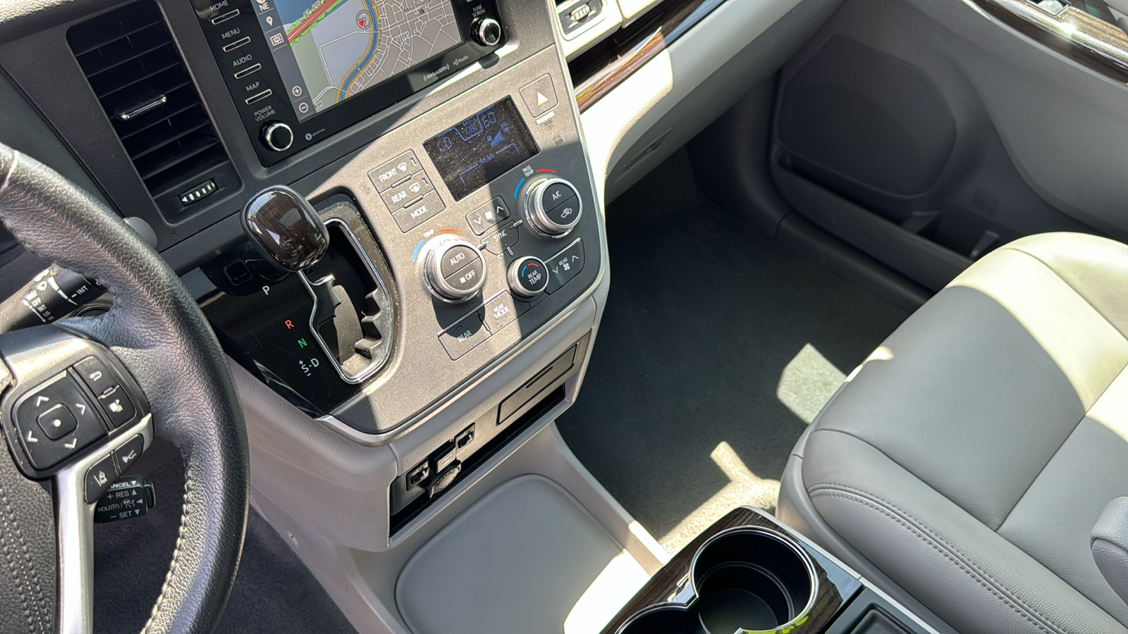 2020 Toyota Sienna XLE 14