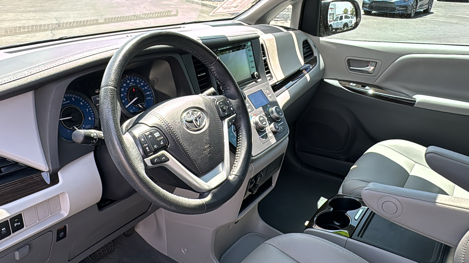 2020 Toyota Sienna XLE 15