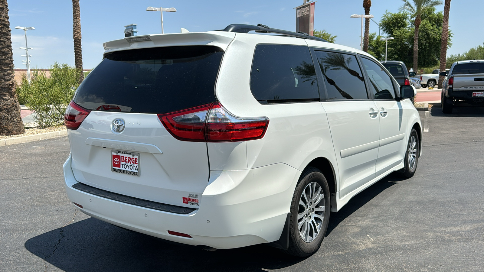 2020 Toyota Sienna XLE 27