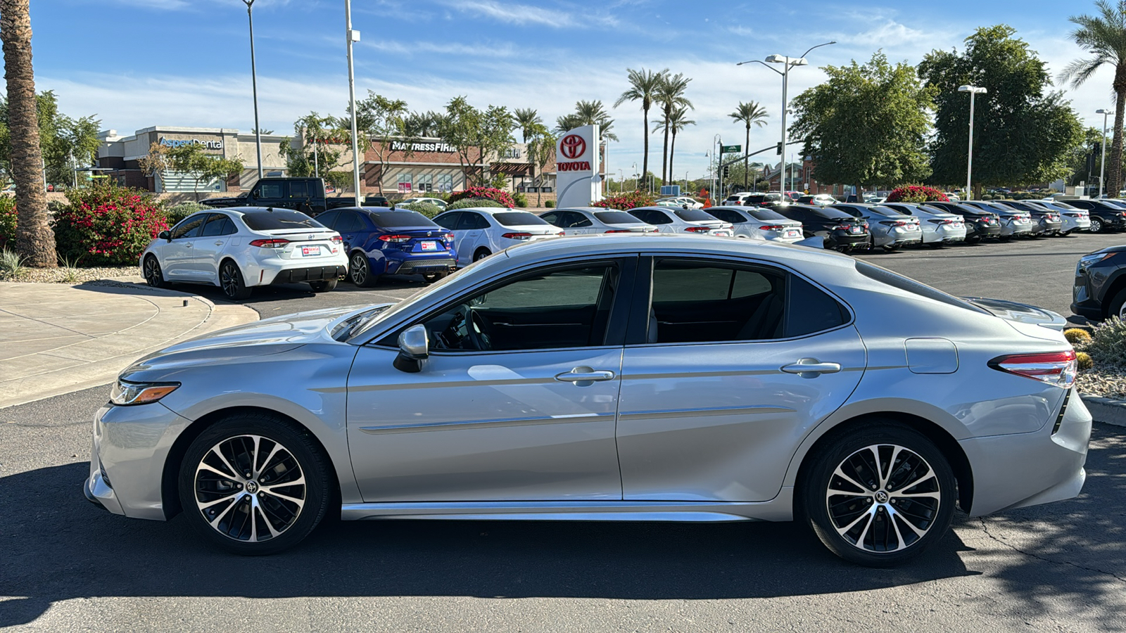 2020 Toyota Camry SE 3