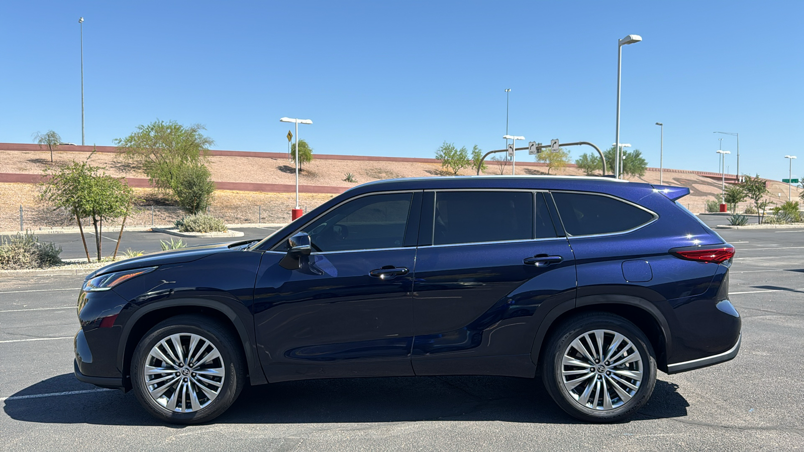 2023 Toyota Highlander Hybrid Platinum 3