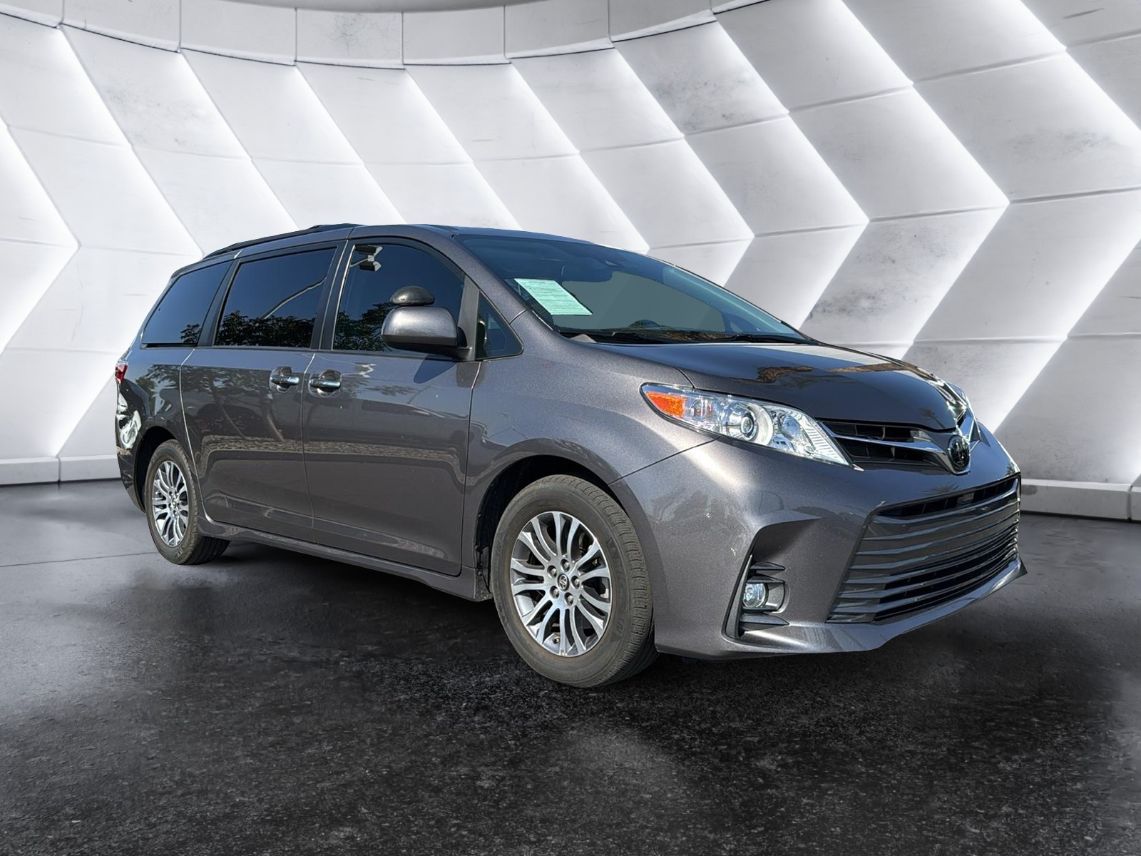 2020 Toyota Sienna XLE 8-Passenger 1