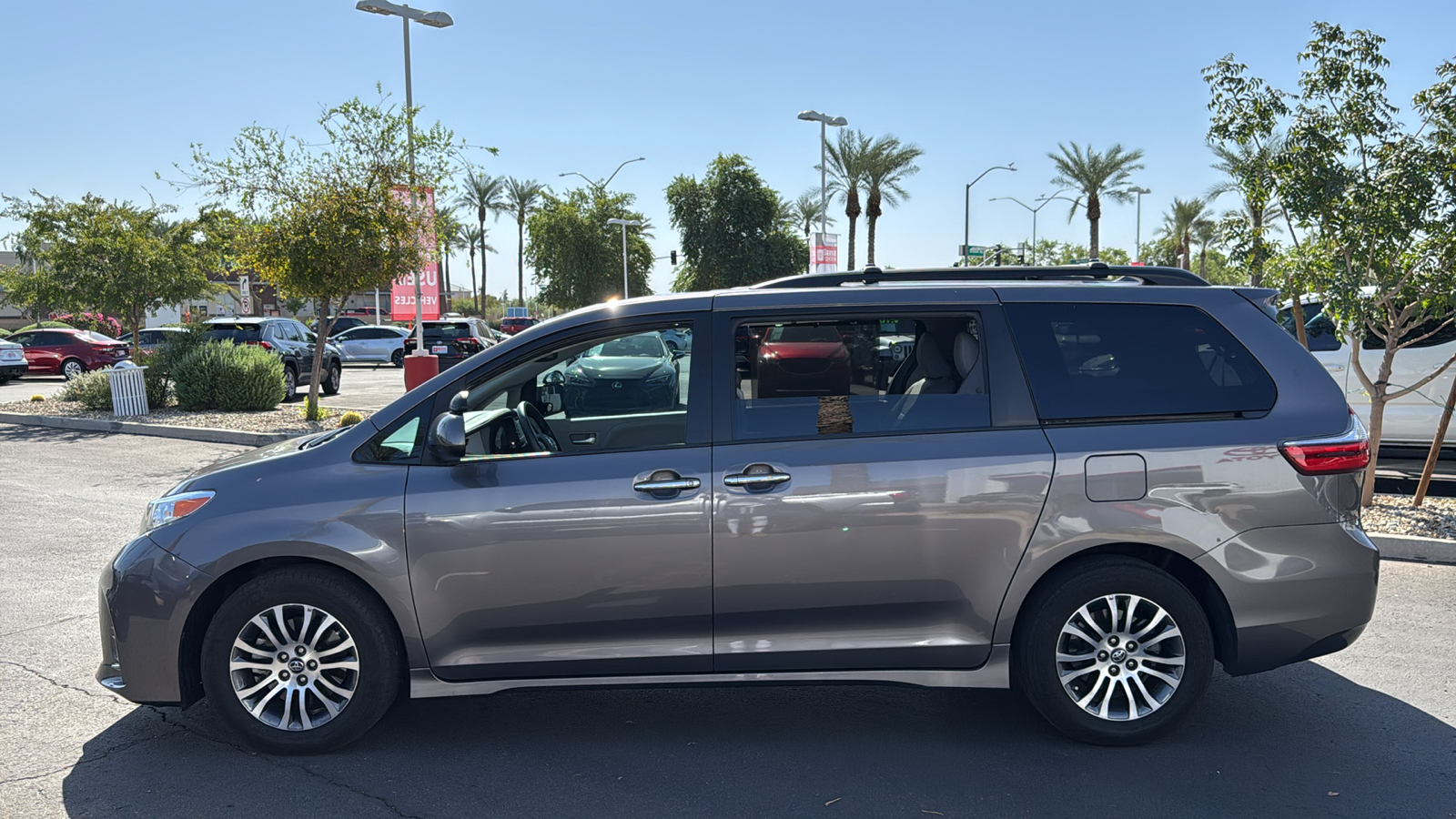 2020 Toyota Sienna XLE 8-Passenger 3