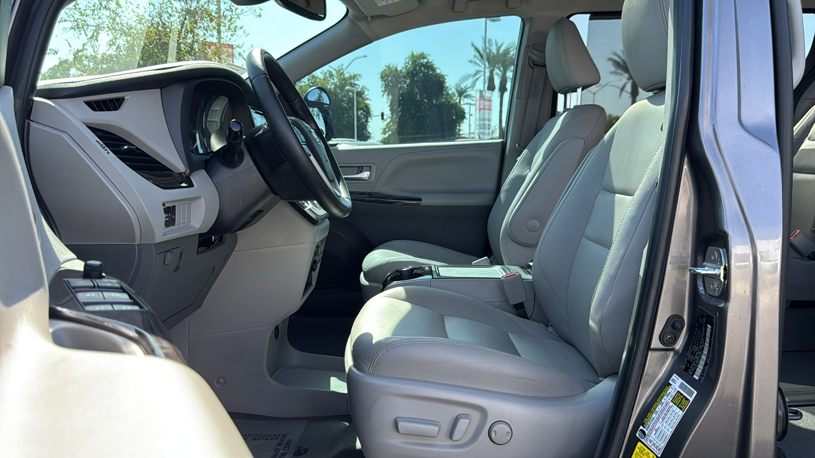 2020 Toyota Sienna XLE 8-Passenger 18