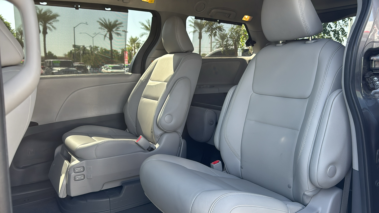 2020 Toyota Sienna XLE 8-Passenger 20