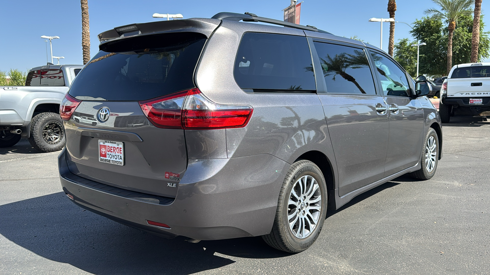 2020 Toyota Sienna XLE 8-Passenger 26