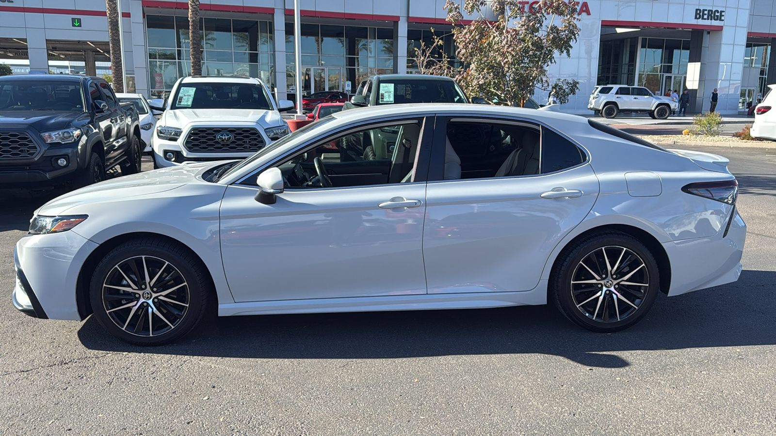 2022 Toyota Camry SE 3