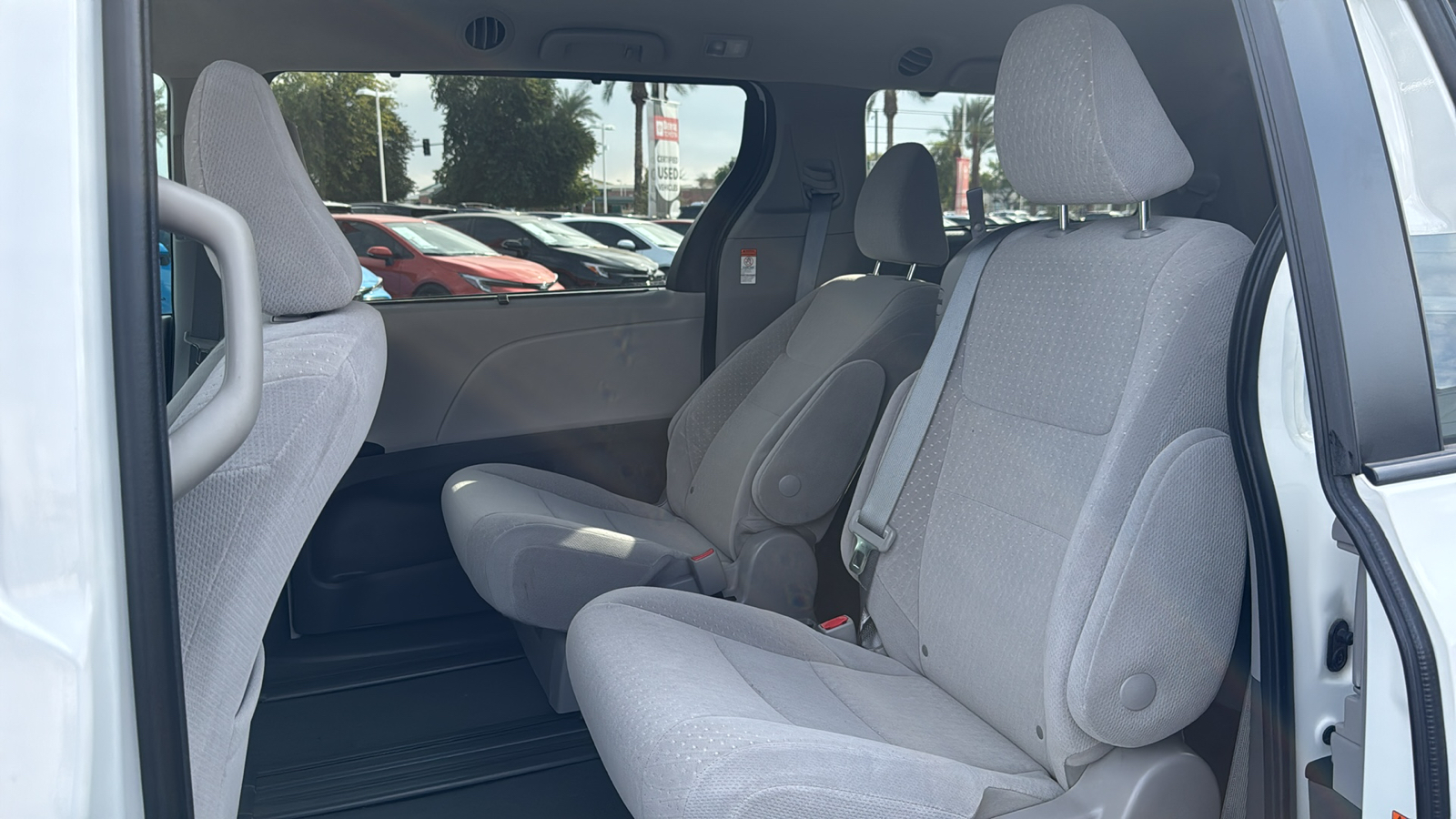 2020 Toyota Sienna LE 8-Passenger 19