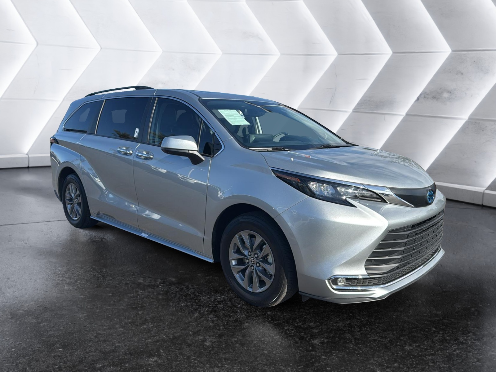 2024 TOYOTA TRUCK SIENNA XLE 1