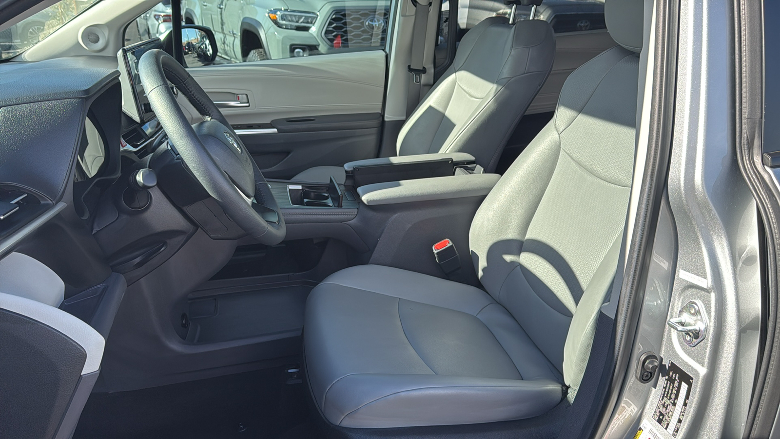 2024 TOYOTA TRUCK SIENNA XLE 16