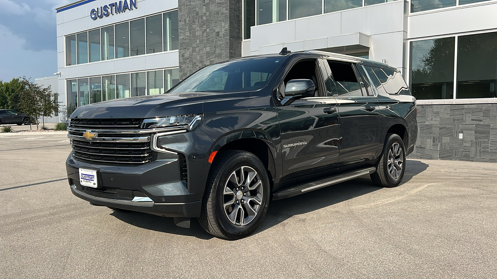 2022 Chevrolet Suburban LT 2