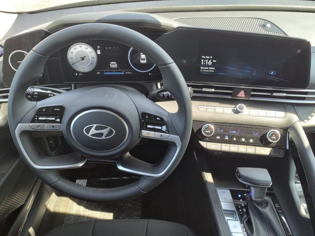 2025 Hyundai Elantra SEL Convenience 17