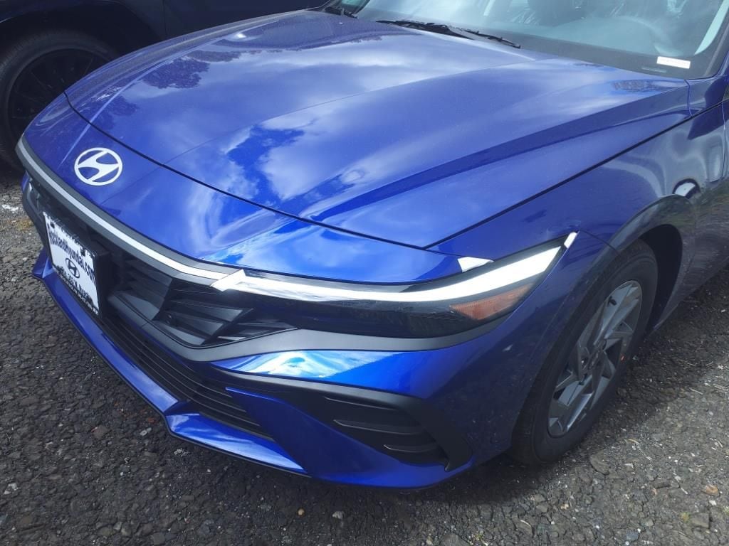 2025 Hyundai Elantra HEV Blue 7