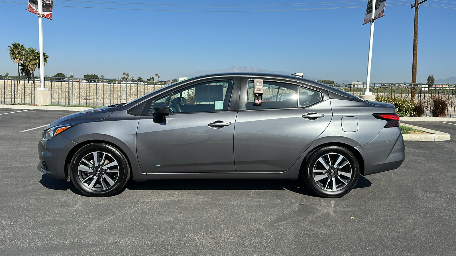 2021 Nissan Versa 1.6 SV 4