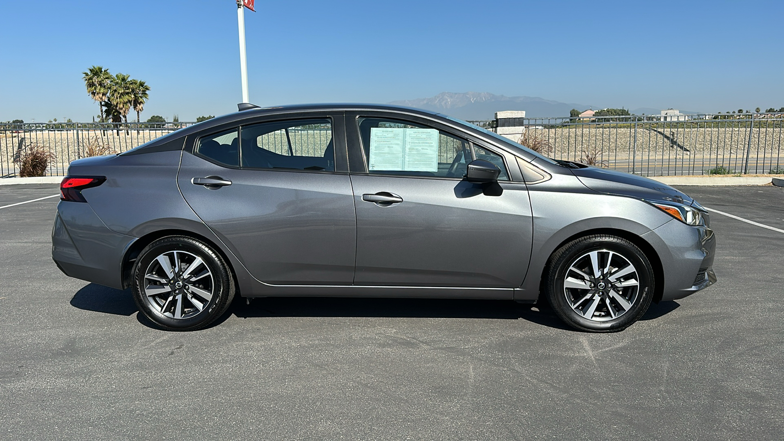 2021 Nissan Versa 1.6 SV 8