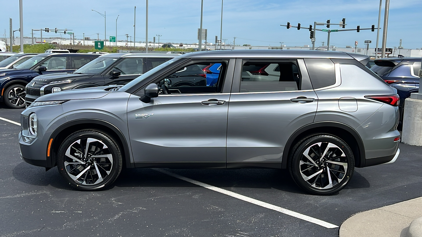 2024 Mitsubishi Outlander Plug-In Hybrid SE 4