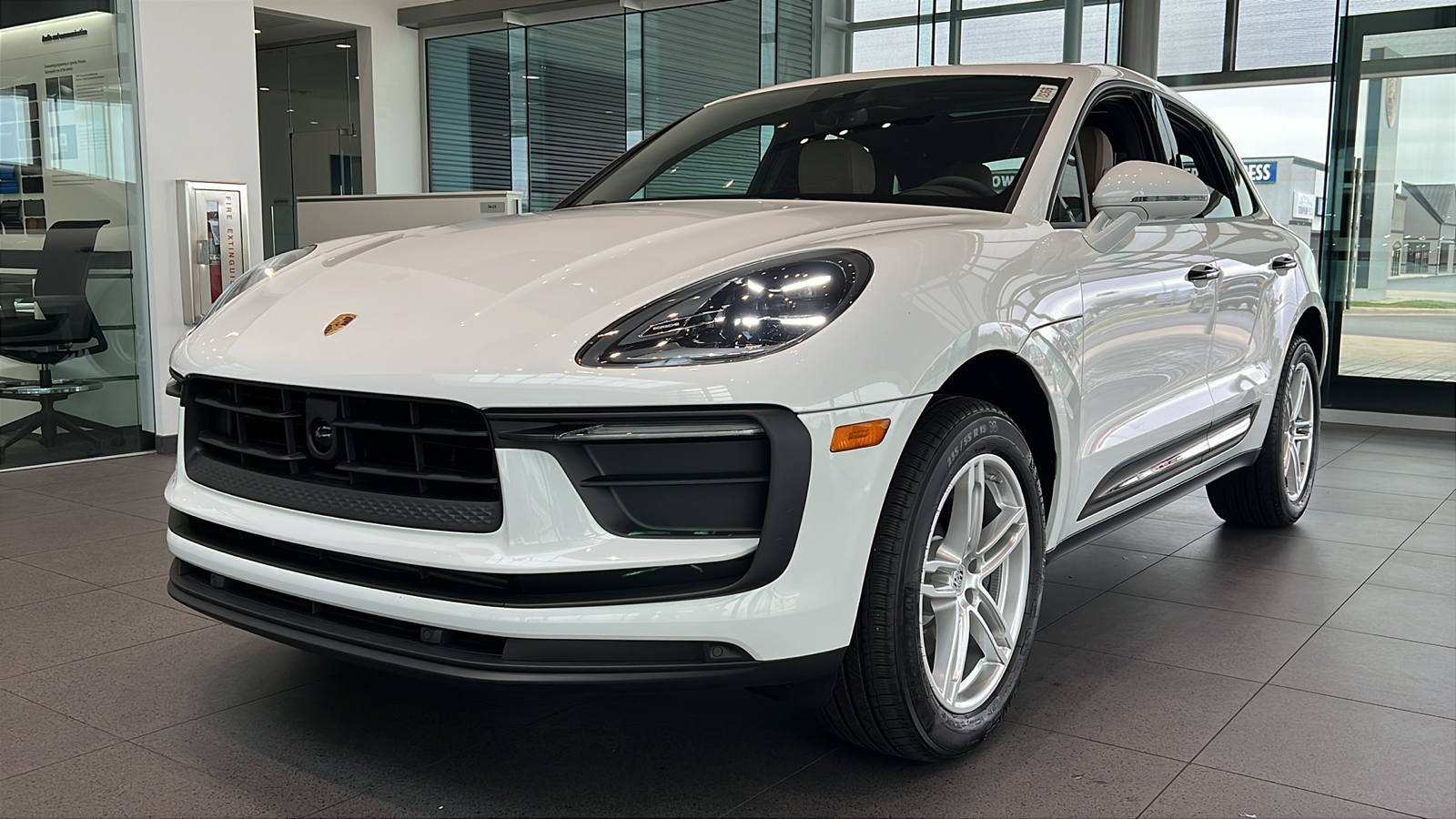 2025 Porsche Macan Base 1