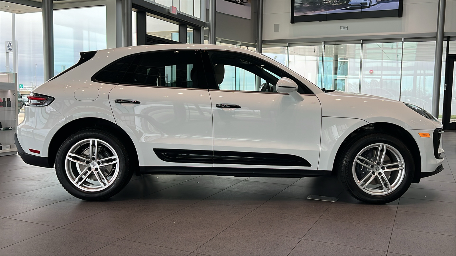 2025 Porsche Macan Base 17