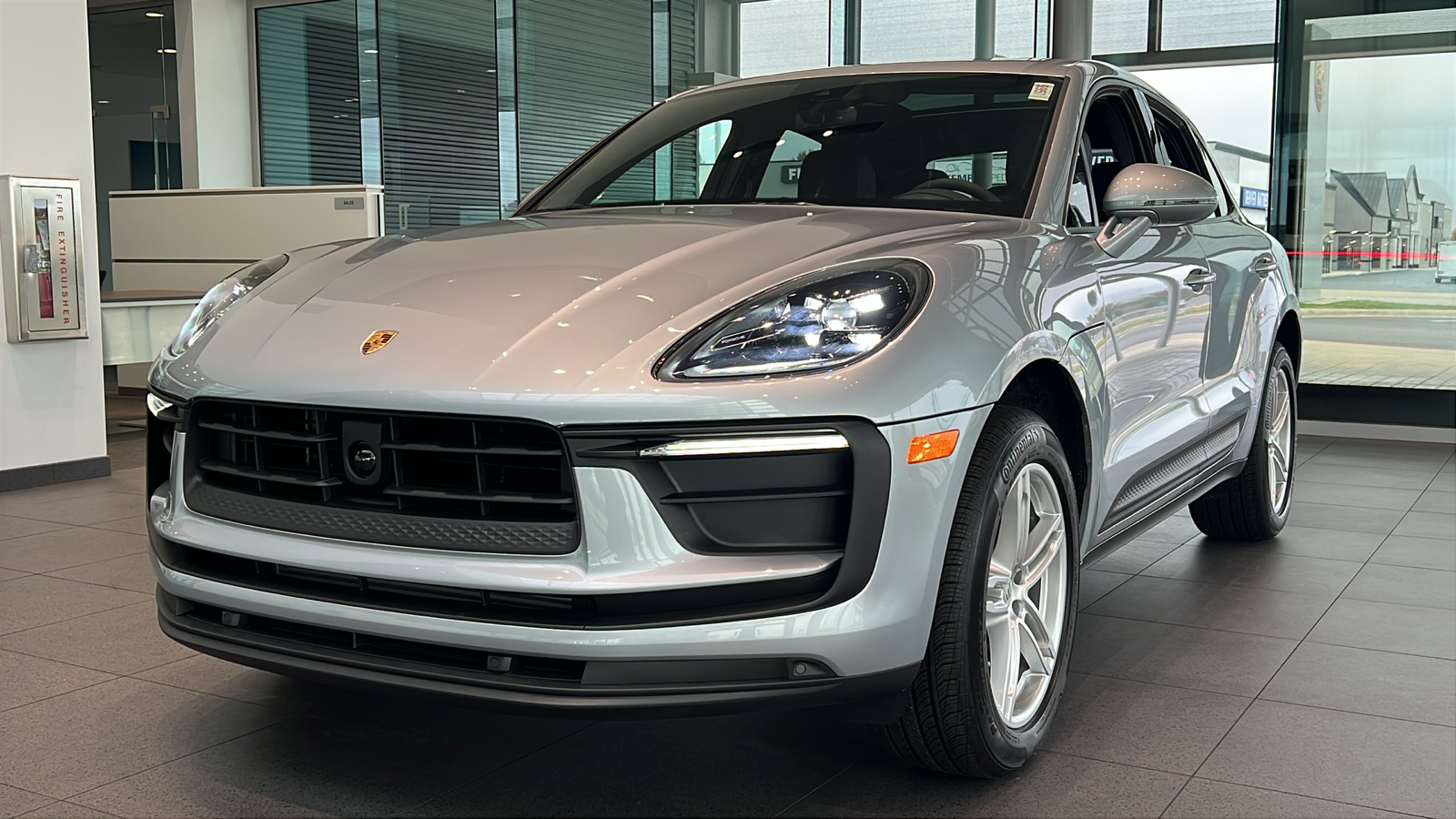 2025 Porsche Macan Base 1