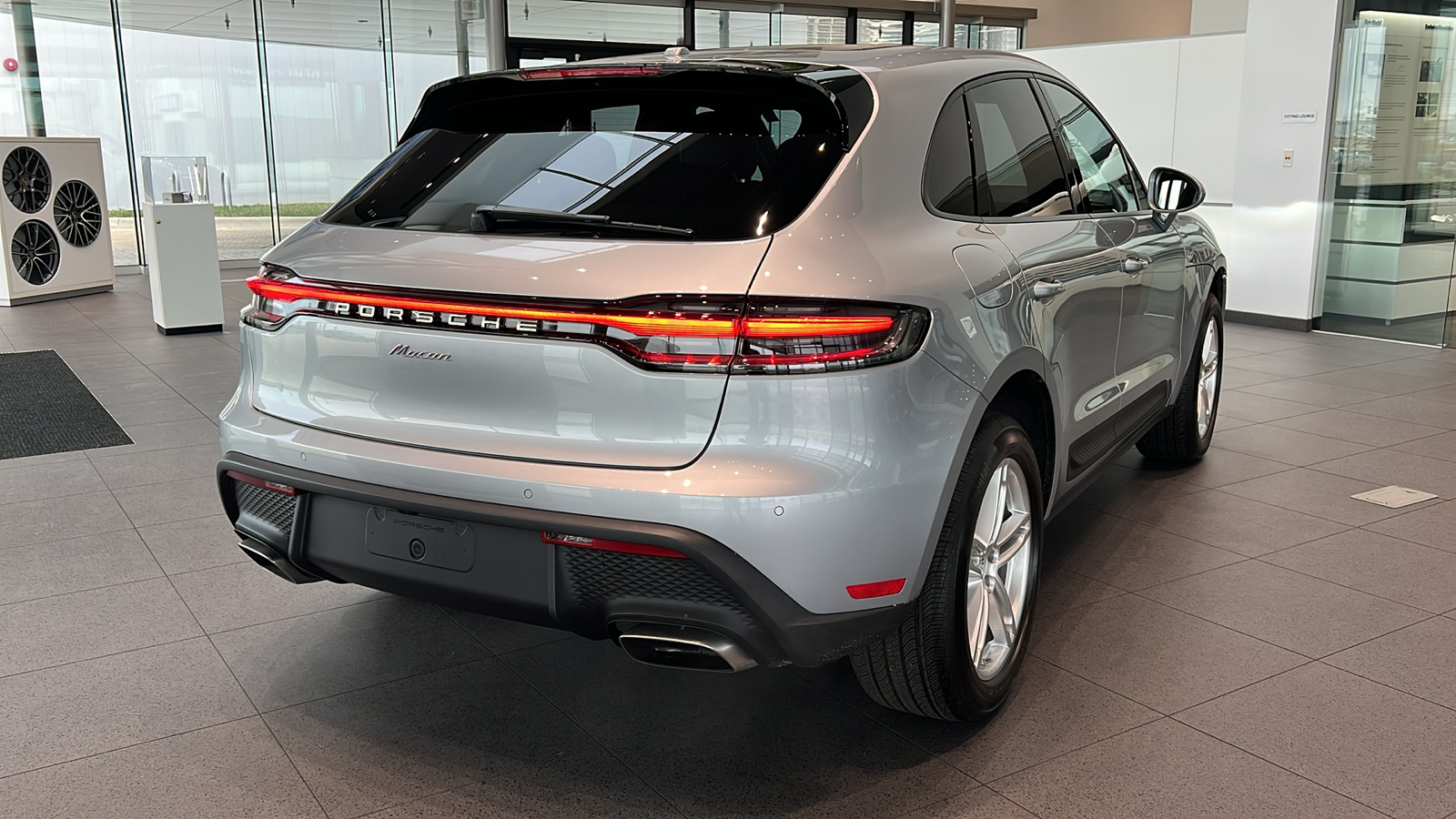 2025 Porsche Macan Base 16