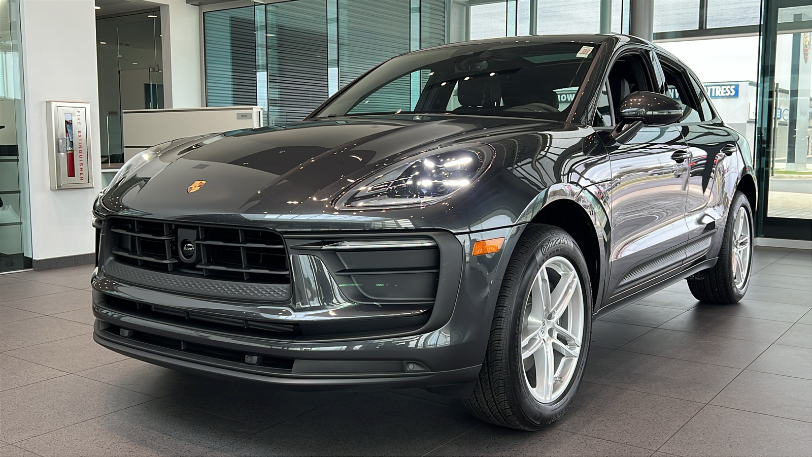 2025 Porsche Macan Base 1