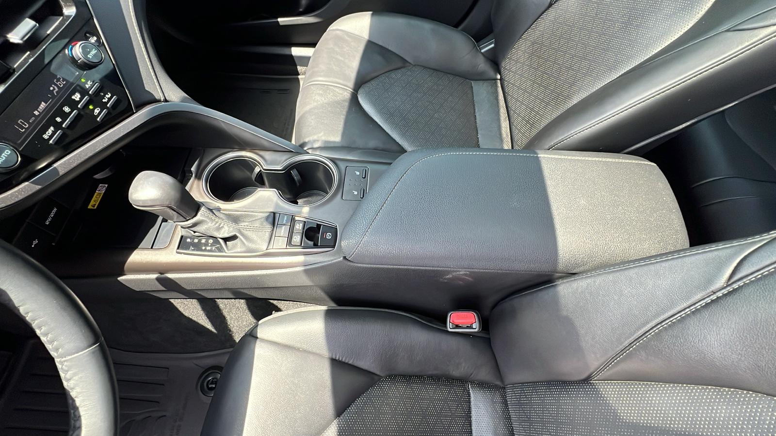 2022 Toyota Camry Hybrid XSE 28