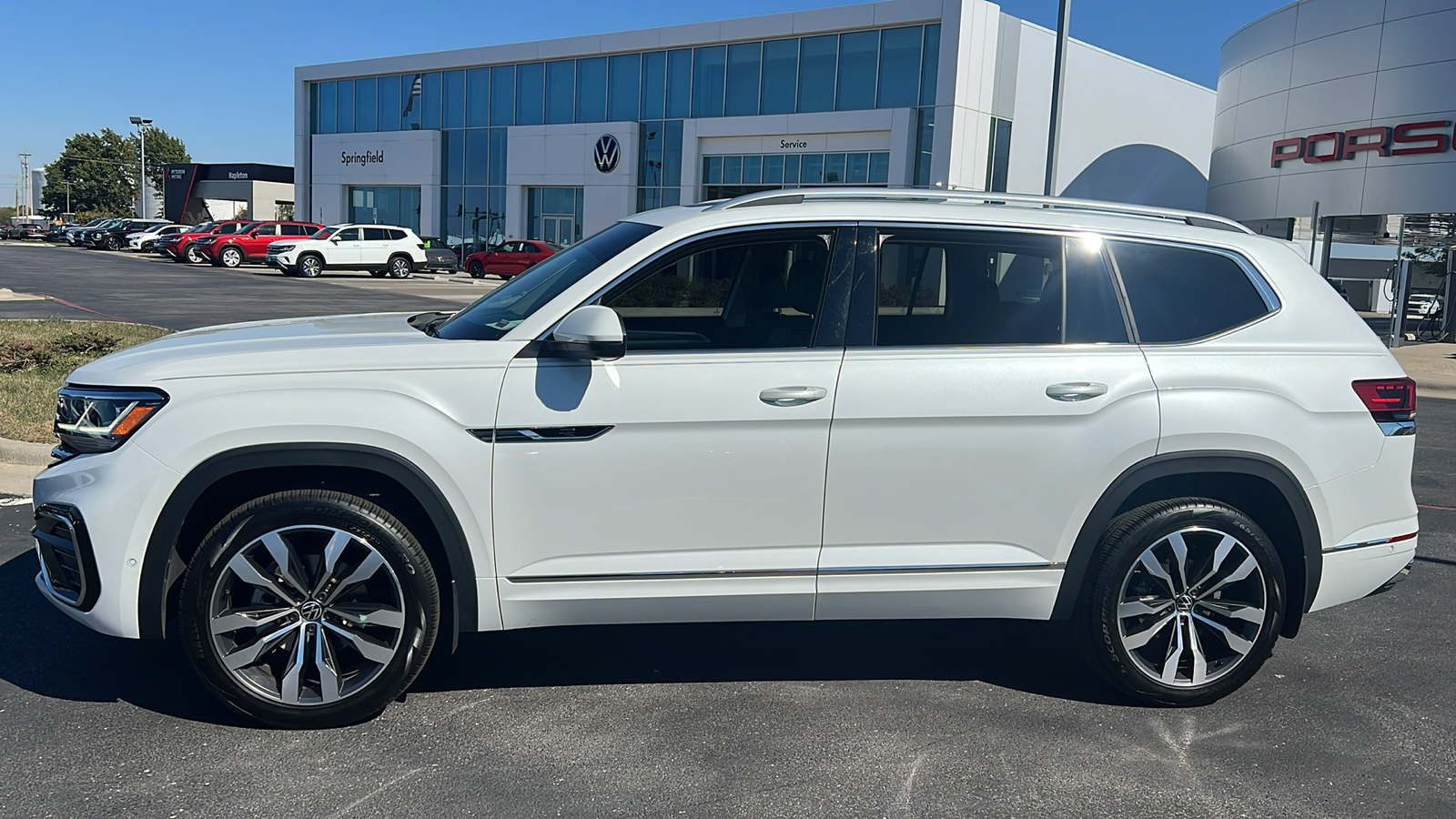 2023 Volkswagen Atlas 3.6L V6 SEL Premium R-Line 2