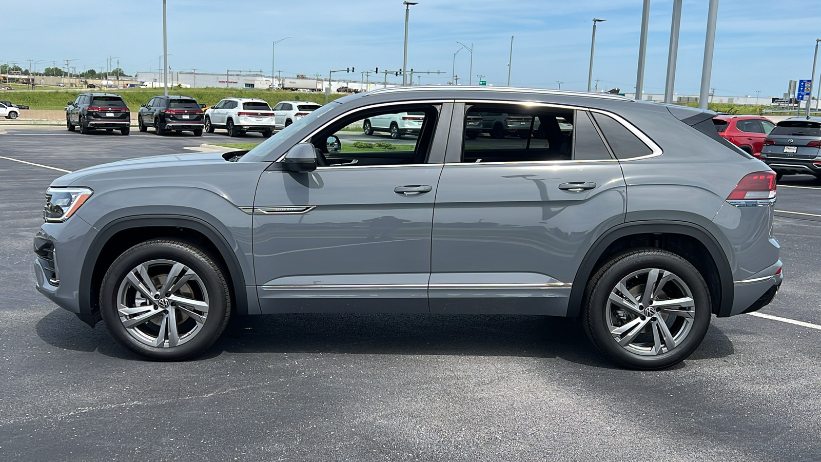 2024 Volkswagen Atlas Cross Sport 2.0T SEL R-Line 5