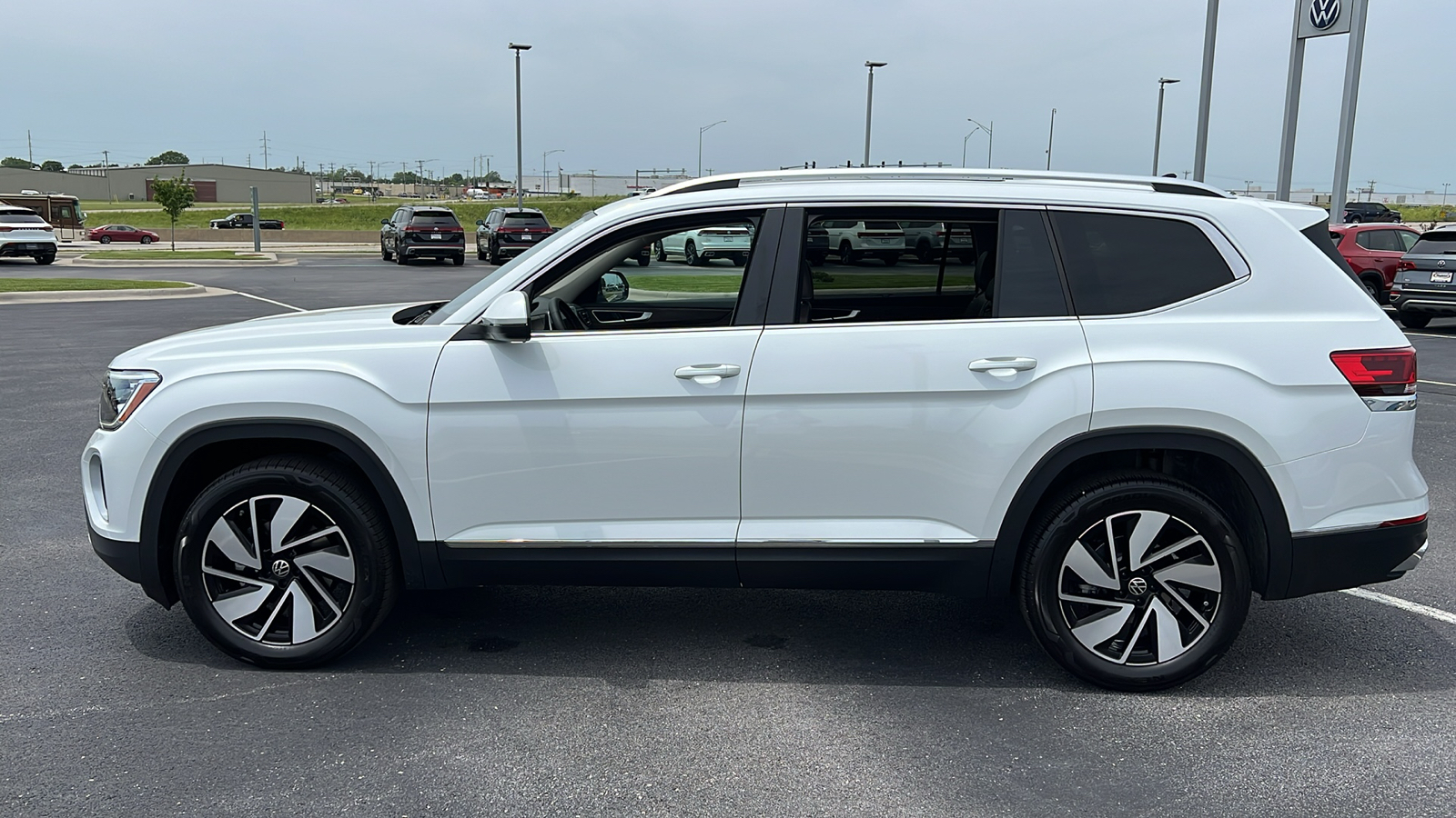 2024 Volkswagen Atlas 2.0T SEL 4