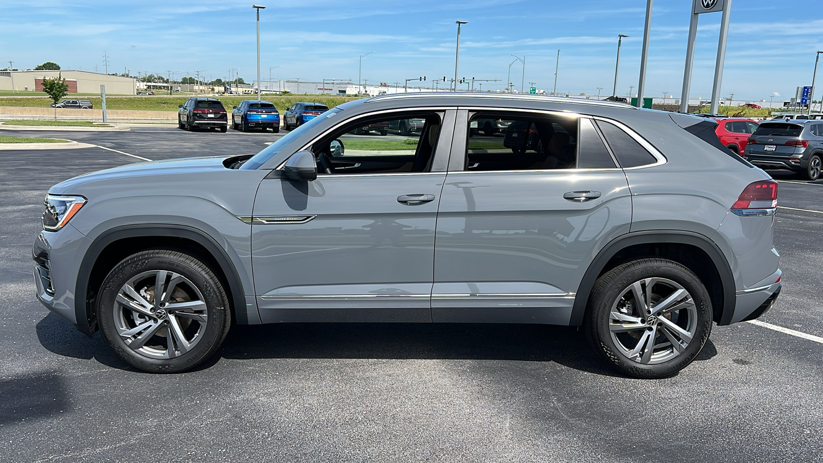 2024 Volkswagen Atlas Cross Sport 2.0T SEL R-Line 5