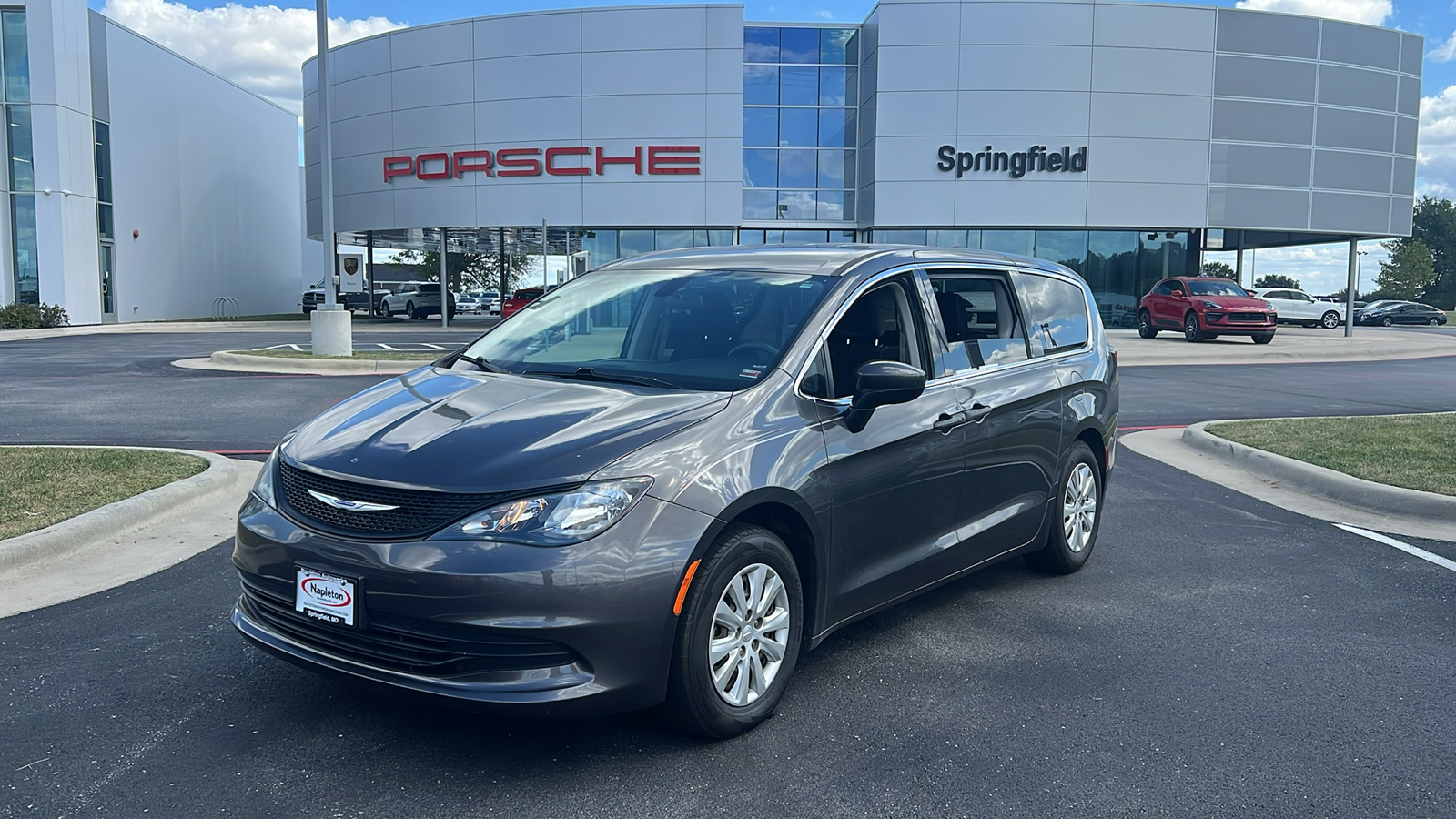 2020 Chrysler Voyager L 1