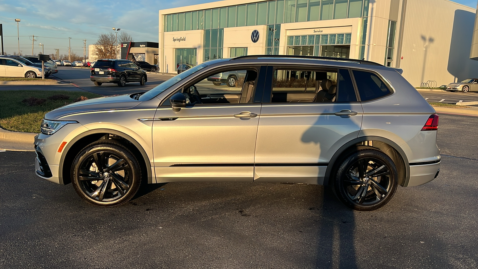 2024 Volkswagen Tiguan SE R-Line Black 2